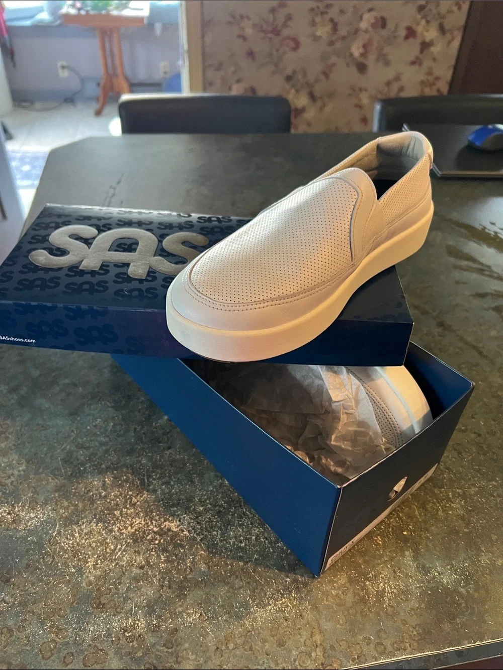 SAS women’s White Perforated Leather Slip-On Loafer sz 9